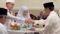 <p>Akad nikah Terry dan Derly berlangsung dengan amat sederana di Masjid Al Hikmah, Queens, New York, pada Minggu (29/5/2022) lalu. (Foto: Instagram @terryputri)<br /><br /><br /></p>