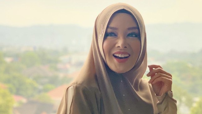 Terry Putri Temukan Solusi Kreatif: Beralih Menjadi Pengantar Makanan di Amerika untuk Menambah Penghasilan