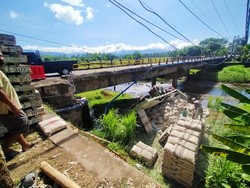 Sopir Ngantuk, Truk Angkut Semen Terjun ke Sungai di Mendoyo
