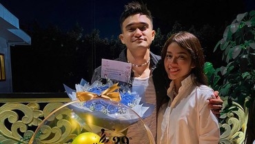 img-title Adinda Azani Dilamar Kekasih, Adhitya Alkatiri Mesra Bareng Fay Nabila