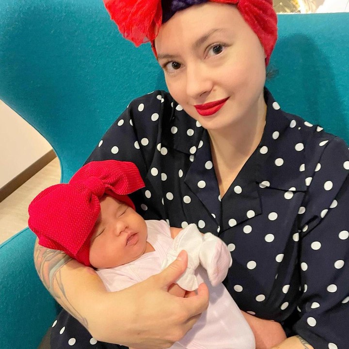 <p>Anak pertama Derby Romero dan Claudia Adinda lahir pada 20 Januari 2022. Kehadiran bayi mungil ini memberikan kebahagiaan luar biasa untuk pasangan ini. (Foto: Instagram @miss_adinda_mae)</p>