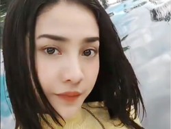 Gaya Anya Geraldine Tampil Seksi dengan Model Baju yang Bikin Bingung