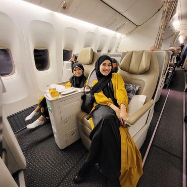 6 Potret Ayu Ting Ting Tampil Berhijab Berangkat Umrah Bareng Keluarga