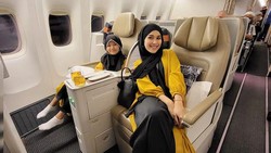img-title 6 Potret Ayu Ting Ting Tampil Berhijab Berangkat Umrah Bareng Keluarga