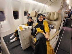 6 Potret Ayu Ting Ting Tampil Berhijab Berangkat Umrah Bareng Keluarga