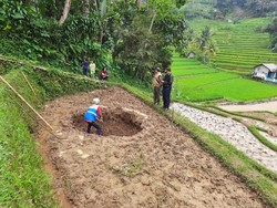 Warga Bandung Barat Digegerkan Lubang Misterius di Tengah Sawah