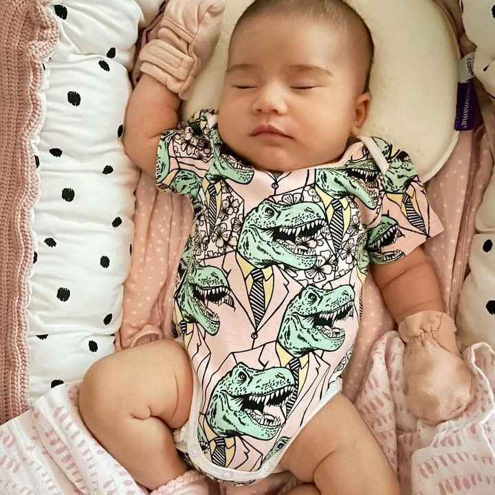 <p>Claudia Adinda yang berprofesi sebagai <em>fashion designer</em> itu mendandani putrinya dengan pakaian bermotif dinosaurus yang unik dan lucu. (Foto: Instagram @miss_adinda_mae)</p>