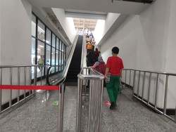 Warga Keluhkan Eskalator di Stasiun Manggarai Masih Mati