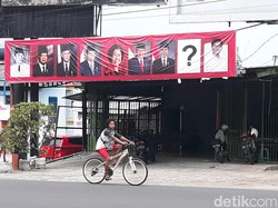 Spanduk Berisi Deretan Foto Presiden RI Muncul di Solo, Ada Gambar Gibran!