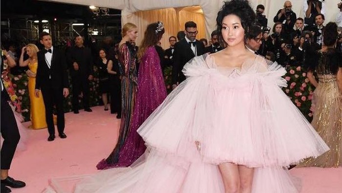 Adu Gaya Selebriti Mengenakan Tulle Dress! Dari Kendall Jenner hingga Ariana Grande, Siapa Paling Modis?