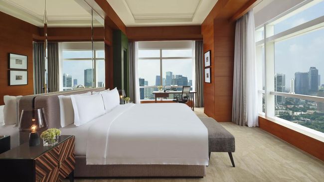 Sekalipun jalur wisata berbagai negara sudah dibuka, namun rasanya tak semua orang lantas buru-buru pergi berlibur. Staycation di Jakarta juga masih hit.
