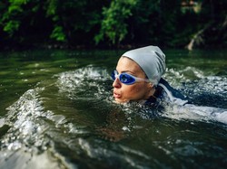 Wanita di Berlin Boleh Berenang Telanjang Dada!