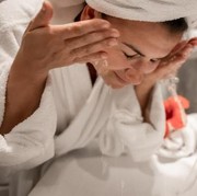 Sering Diabaikan, Ini Alasan Kenapa Kamu Harus Lakukan Double Cleansing Setiap Hari