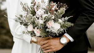 5 Ide Kado Pernikahan untuk Sahabat yang Bermanfaat Dibawa Liburan