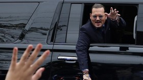 Jelang Putusan Juri, Johnny Depp Manggung di Konser Jeff Beck