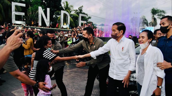 Iring-iringan Presiden Joko Widodo terhenti di Simpang Lima, Kabupaten Ende, Nusa Tenggara Timur (NTT) karena sambutan warga yang begitu antusias.
