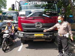 Pengendara Motor Tewas Terlindas Truk Tangki Pertamina di Kenjeran