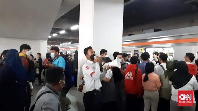 PT Kereta Commuter Indonesia (KCI) meminta penumpang kereta rel listrik (KRL) bersabar dan beradaptasi dengan penerapan sistem baru.