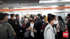 Stasiun Manggarai Kembali Padat Pagi Ini, Penumpang Berlarian di Peron