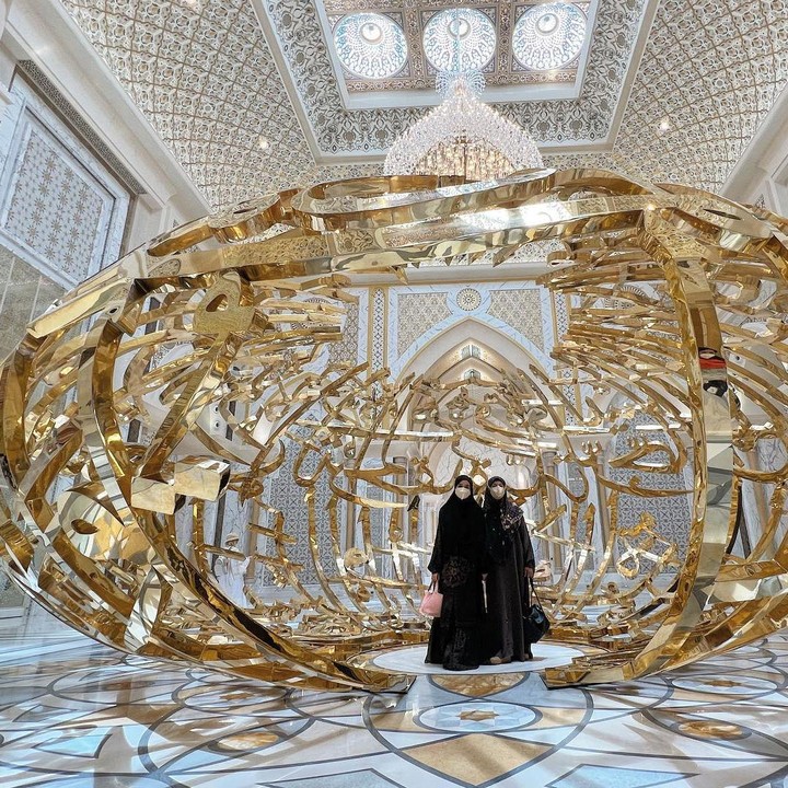 <p>Bella tak sendirian liburan di Dubai. Dari potret yang dibagikan di akun Instagram, wanita kelahiran kelahran 34 tahun silam itu berangkat bersama para sahabatnya.(Foto: Instagram @laudyacynthiabella)<br /><br /><br /></p>