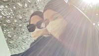 <p>Bella pun mengunggah potretnya berlibur selama di Dubai. Di sana, ia kerap mengenakan hijab panjang dan kacamata hitam. (Foto: Instagram @laudyacynthiabella)</p>
