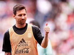 Senyum Messi Dikepung Ratusan Orang