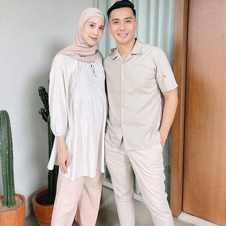 <p>Melakukan kontrol rutin, Fanny Fabriana bersama suami, Zacky, gunakan pakaian berwarna seragam. Gemes banget ya, Bunda! (Foto: Instagram @fannyfabriana)</p>