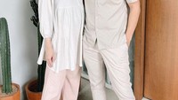 <p>Melakukan kontrol rutin, Fanny Fabriana bersama suami, Zacky, gunakan pakaian berwarna seragam. Gemes banget ya, Bunda! (Foto: Instagram @fannyfabriana)</p>