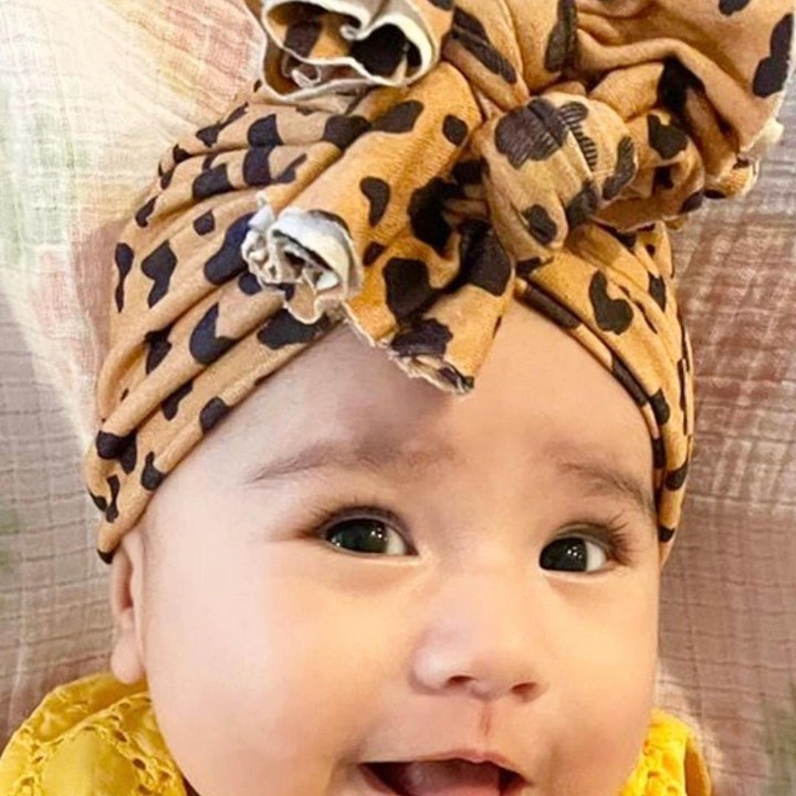 <p>Millie-Mae begitu cantik mengenakan baju berwarna kuning dengan penutup kepala bermotif. Ekspresinya begitu menggemaskan. (Foto: Instagram @miss_adinda_mae)</p>