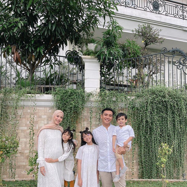 <p>Mudik ke Bandung pada Lebaran kemarin, Fanny Fabriana tampil seragam bersama keluarga dengan gamis putih. Fanny terlihat memegang perutnya yang semakin membesar. (Foto: Instagram @fannyfabriana)</p>