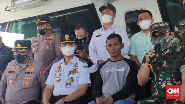 Dua orang tersangka kasus tenggelamnya KM Ladang Pertiwi di Selat Makassar, yakni nakhoda, Supriadi dan pemilik kapal, H. Saiful.