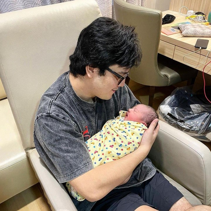 <p>Pasangan yang menikah pada tahun 2017 lalu ini sempat sepakat menunda kehamilan untuk menikmati masa-masa berdua. Hingga pada tahun keempat pernikahan mereka, Claudia Adinda dikabarkan hamil. (Foto: Instagram @derbyromero)</p>