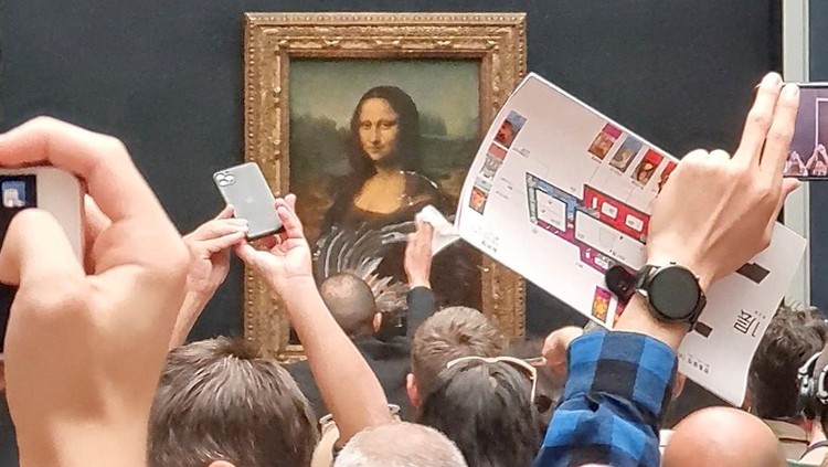 Media sosial digegerkan oleh aksi seorang pria yang melempari lukisan Mona Lisa dengan kue ulang tahun. Ini penampakan lukisan legendaris itu usai dilempari kue