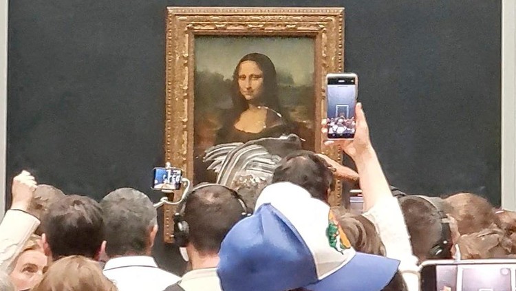 Media sosial digegerkan oleh aksi seorang pria yang melempari lukisan Mona Lisa dengan kue ulang tahun. Ini penampakan lukisan legendaris itu usai dilempari kue