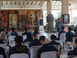 170 Pemuda Jelajah Jalur Rempah Nusantara dengan KRI Dewaruci