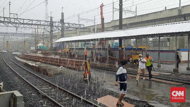 Dua penumpang Kereta Rel Listrik (KRL) di Stasiun Manggarai, Jakarta Selatan nyaris baku hantam di tengah guyuran hujan deras.