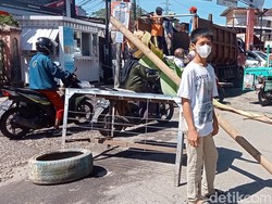 Geram Jalan Antang Pemprov Sulsel Rusak Parah, Warga Demo-Tutup Jalan