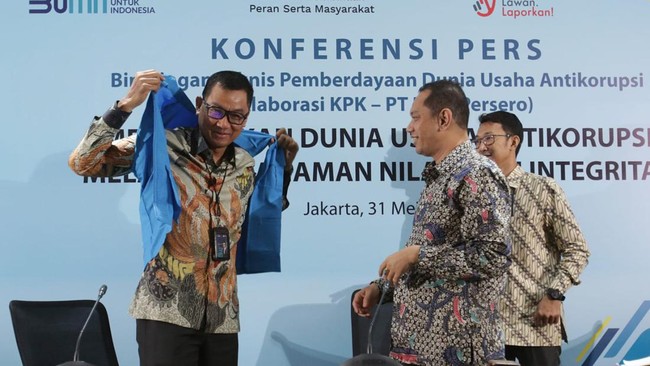PLN mendapatkan rompi biru dari KPK sebagai BUMN pertama yang aktif mencegah tindak korupsi di dalam negeri.