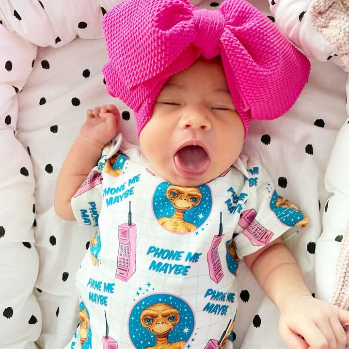 <p>Potret menggemaskan putrinya yang berusia empat bulan itu dibagikan Claudia Adinda melalui unggahan Instagram @miss_adinda_mae. Gaya Si Kecil yang satu ini begitu mirip dengan sang Bunda. (Foto: Instagram @miss_adinda_mae)</p>