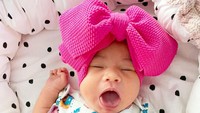<p>Potret menggemaskan putrinya yang berusia empat bulan itu dibagikan Claudia Adinda melalui unggahan Instagram @miss_adinda_mae. Gaya Si Kecil yang satu ini begitu mirip dengan sang Bunda. (Foto: Instagram @miss_adinda_mae)</p>