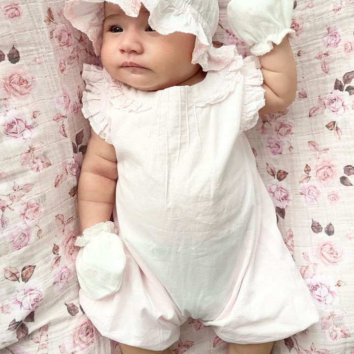 <p>Potretnya yang satu ini menuai pujian warganet. Millie-Mae yang berpakaian <em>pink</em> dengan tempat tidurnya bermotif bunga tetap cantik meskipun tanpa senyum. (Foto: Instagram @miss_adinda_mae)</p>