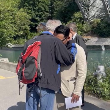 Potret Haru Ridwan Kamil Dipeluk Heinrich, Warga Bern Penolong Adik Eril