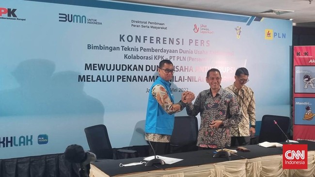 KPK mengenalkan rompi biru kepada publik yang disebut sebagai penangkal tindakan korupsi atau antirompi oranye yang kerap dikenakan tersangka kasus korupsi.