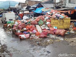 Jorok! Sampah Menumpuk di Pasar Badak Pandeglang hingga Halangi Jalan