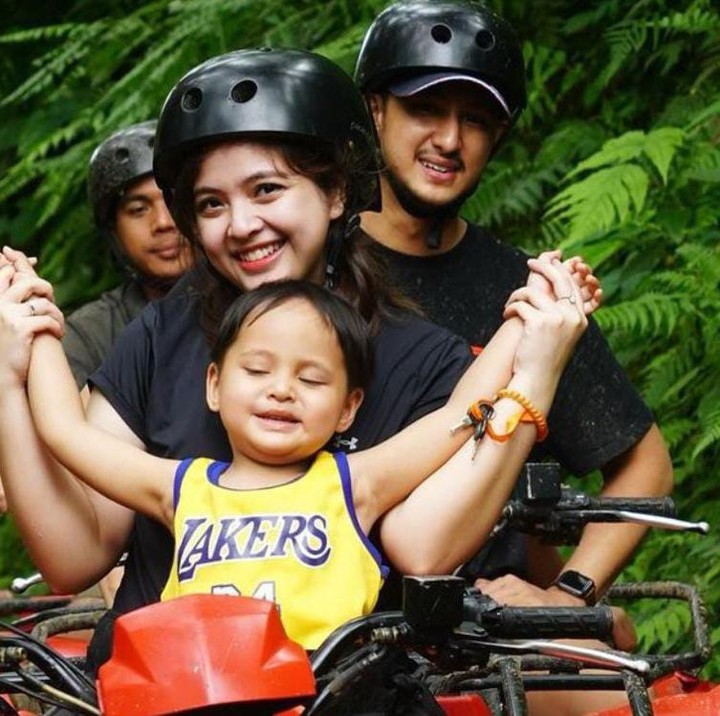 <p>Sejak dini Arrasya memang sering mengundang kegemasan para netizen. Kini ia sudah tumbuh menjadi anak laki-laki yang pemberani. Tak hanya berani naik <em>roller coaster,</em> Arrasya juga berani main <em>offroad</em> ATV, Bunda. (Foto: Instagram @tasyakamila)</p>