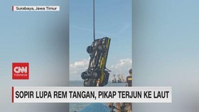 VIDEO: Sopir Lupa Rem Tangan, Pikap Terjun Ke Laut