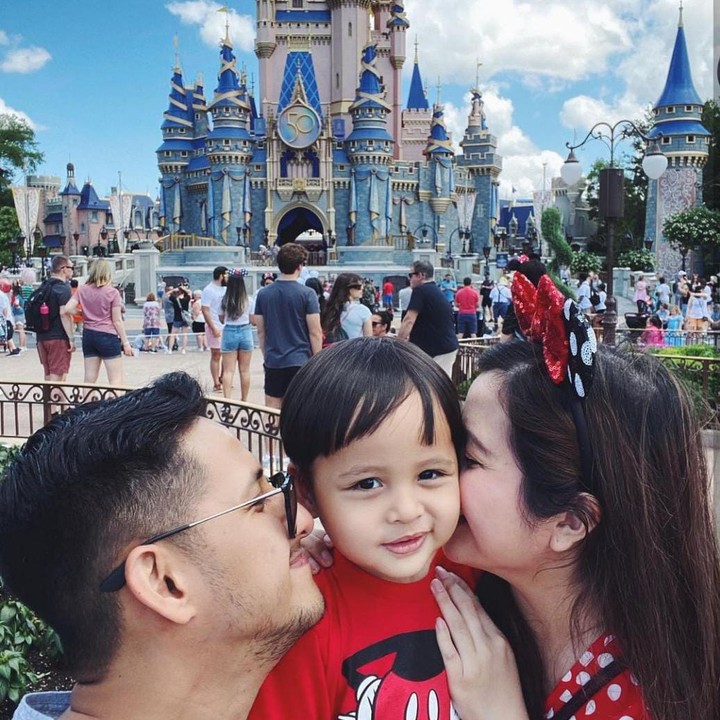 <p>Tasya Kamila dan sang suami, Randi Bachtiar merayakan hari ulang tahun anak pertama mereka yang ketiga tahun ke salah satu taman hiburan di Amerika, yaitu Disney World. Tasya dan Randi mengajak Arrasya naik <em>roller coaster.</em> (Foto: Instagram @tasyakamila)</p>