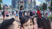 <p>Tasya Kamila dan sang suami, Randi Bachtiar merayakan hari ulang tahun anak pertama mereka yang ketiga tahun ke salah satu taman hiburan di Amerika, yaitu Disney World. Tasya dan Randi mengajak Arrasya naik <em>roller coaster.</em> (Foto: Instagram @tasyakamila)</p>