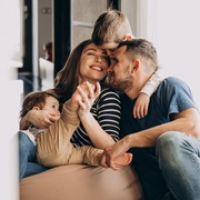 Biar Nggak Kaku dengan Anak, Ini 4 Tips Parenting untuk Orang Tua dengan Karakter Introvert