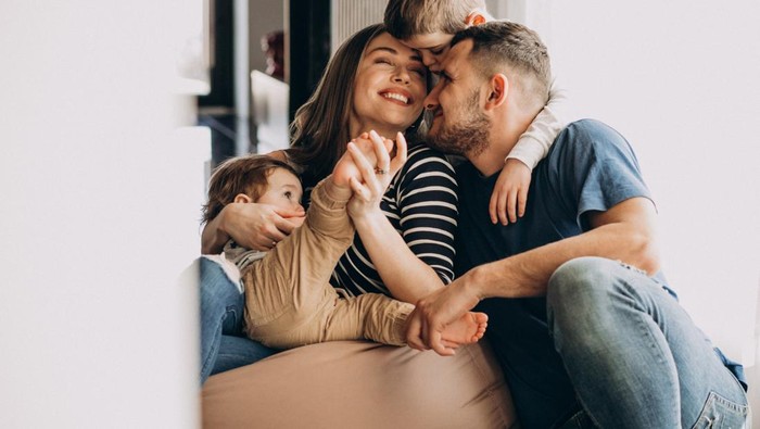 Biar Nggak Kaku dengan Anak, Ini 4 Tips Parenting untuk Orang Tua dengan Karakter Introvert